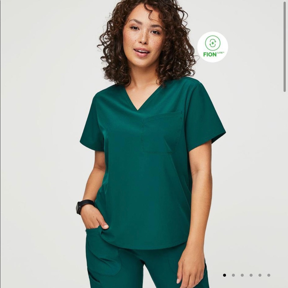 Figs fionlite Scrub top size M NWT